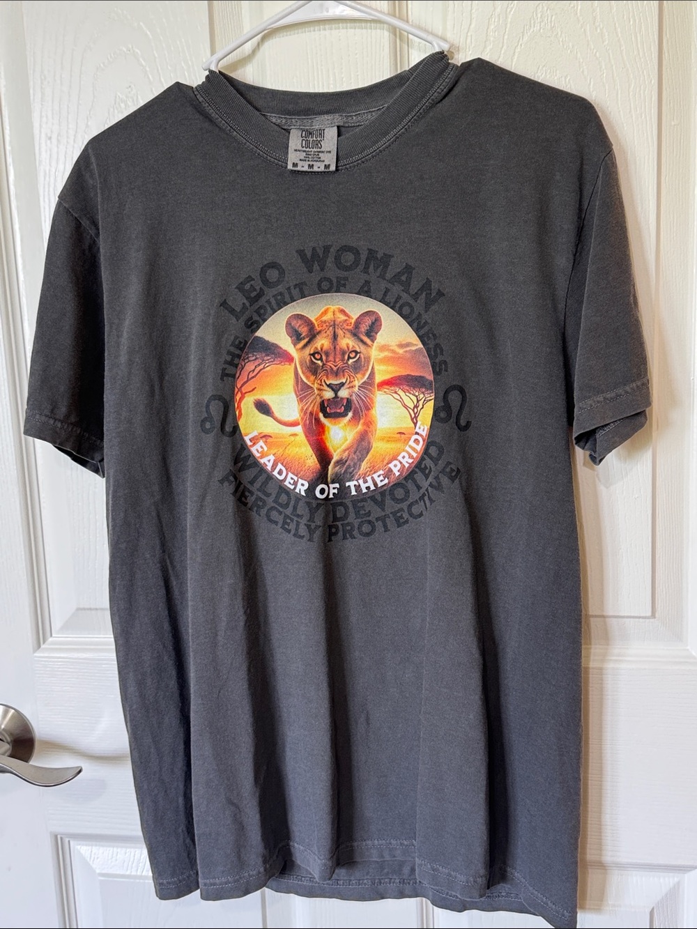 NWOT Comfort Colors Leo Horoscope Zodiac Sign Woman Tee with Lioness M Size